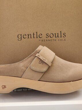 Gentle Souls by Kenneth Cole Henley Clogs. NIB. Size 6